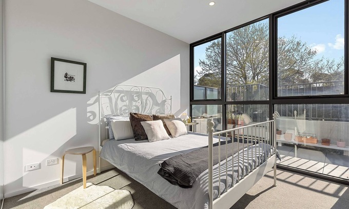 Lyneham Casa | Modern Artistic Apartment with Front Yard, Private Access, Family Friendly