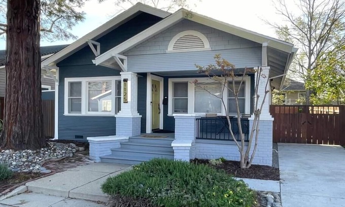 Central Sacramento Casa | Modern, Artsy, 2 BD, 1B Bungalow