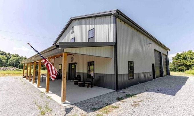 Bonnieville Casa | Modern Barndomanium on beautiful farm! 4 R -2.5 B
