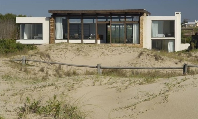 Jose Ignacio Villa | Villa moderna frente a la playa ubicada en las dunas de José Ignacio.