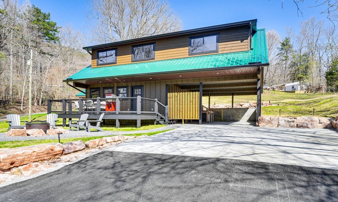 Tallassee Cabina | Modern Cabin w/ Hot Tub: Near Tail of the Dragon!