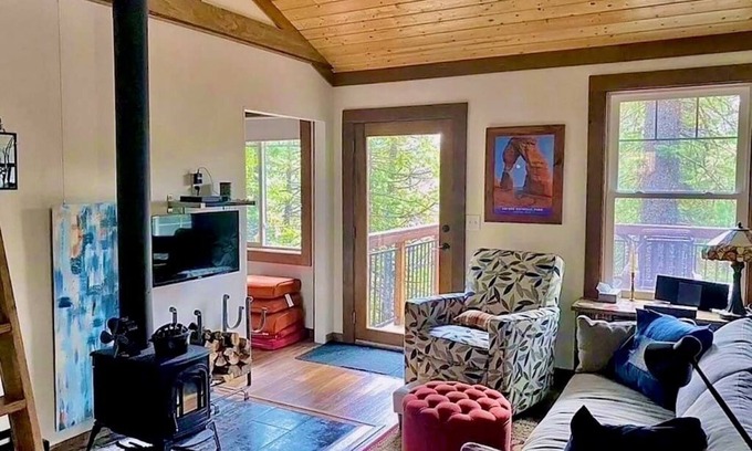 Mineral Cabina | Modern-Chic Cabin. 10 miles to Lassen! Snowshoes, EV Charging.