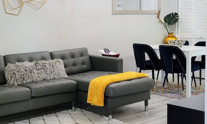 Old Seminole Heights Casa | Modern Chic center Tampa. Less than 15 minutes to local attractions and stadium.