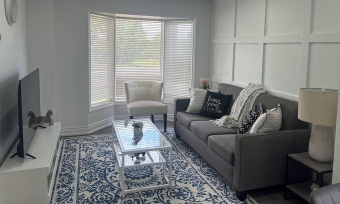 Barrie Casa | Modern,clean two floor house