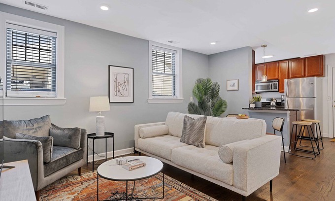 Budlong Woods Condominio | Modern Comfort 2 Bd Condo in Iconic Lincoln Square by AllSet Turnover