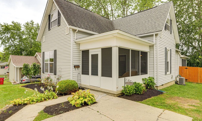 London Casa | Modern Comfort Near Columbus: Home w/Yard & Porch