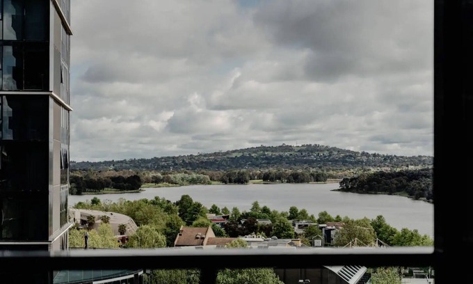 Belconnen Apartamento | Modern Convenient 2-BR with Lakeside View