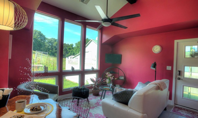 Columbia Cabaña | Casa de campo moderna que admite mascotas con un patio cercado.