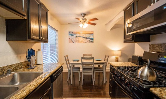 Imperial Beach Condominio | Modern & Cozy ~Mins to the Beach ~ Queen Beds~ Pkg