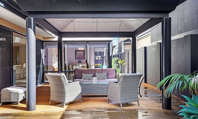 North Coogee Casa | Modern Double-Story Retreat - Walk to the beach