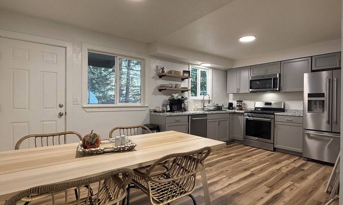 Palmer Apartamento | Modern Downtown Palmer 3BR. Clean & Pet Friendly