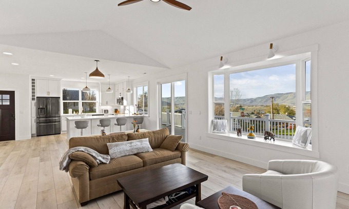 The Dalles Casa | Modern Elegance, Open Concept, Peaceful, Luxurious...Traveler's Sanctuary!