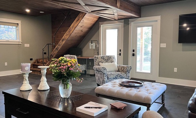 Orange Apartamento | The Wayback in Cleveland