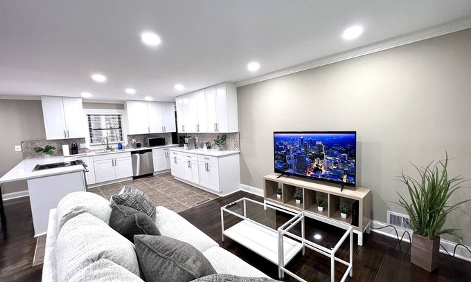 Tucker Casa | Modern Fresh Remodel 4BR 3Bath 2 En-Suites Super Convenient Sleeps 12 Pets OK!