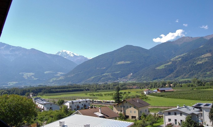 Sluderno Apartamento | Mobiliario moderno - Balcón Parterre - cerca del centro - conexión - autobús-tren