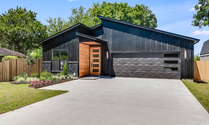 Youngsville Casa | Modern Game Room New King Bed Sports Complex Lux Family Friendly