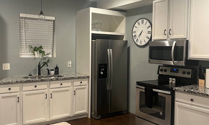 Dacula Casa | Modern & Homely Basemant with private entrance/king bed