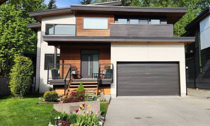 Squamish Casa | Modern House, Amazing Location: 4BR, Sleeps 8, A/C, King + Queen Beds, Bike