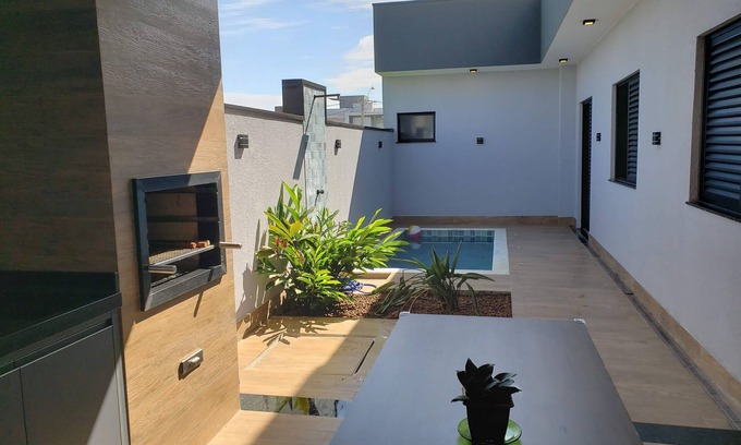 Vila Monte Alegre Casa | Modern house in gated community with swimming pool