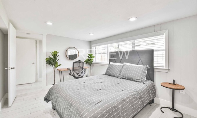 Spring Branch East Casa | Modern house near downtown galleria memorial mall and hospitals