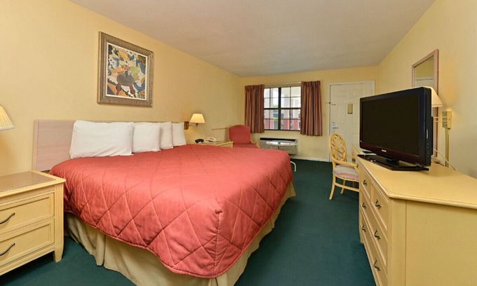 Meridian Casa | Modern King Room w/ Elegant Ambiance! Free WiFi