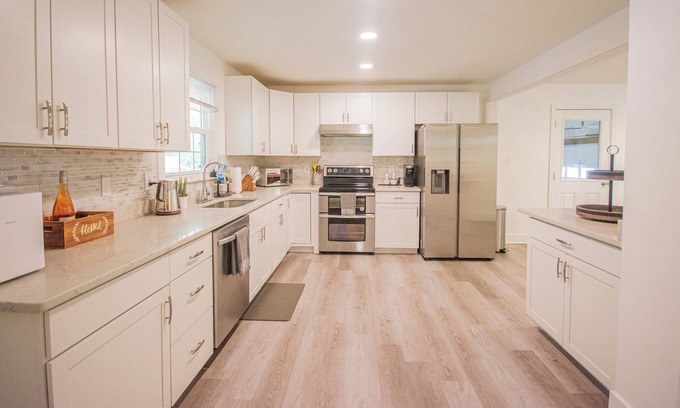 Herndon Casa | Modern Luxury 5BR Home, Safe & Quiet Neighborhood