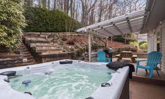 Waynesville Casa | Modern Mtn Cabin+Walk to DT+Hot Tub