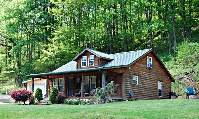 Warrensville Cabina | Cabina moderna frente al río Nest-Quaint con pozo de fuego, WIFI