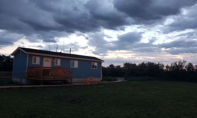 Vulcan County Cabina | Modern Quiet Cabin with Mountain Views.