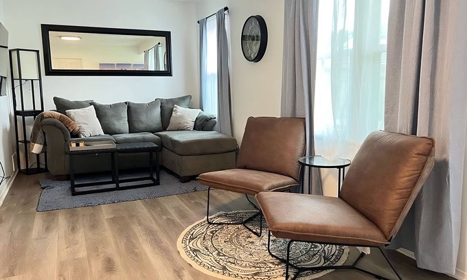 Warren Casa | Modern & Renovated 3B/1B Home - Quiet & Cozy