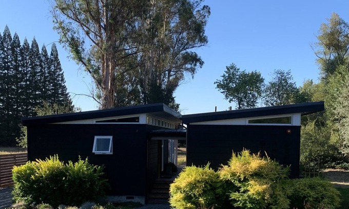 Healdsburg Cabaña | Modern, secluded retreat - Walk to the plaza and to wineries!