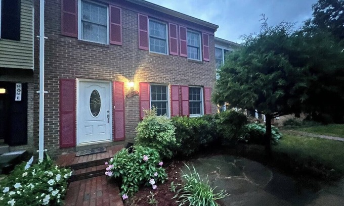 Newington Casa | Modern Springfield 3BR -- Walk to Shops -- Minutes to DC & Fort Belvoir