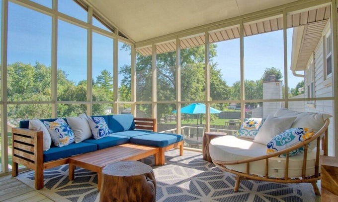 West Newton Casa | Modern-Sunroom-15min to DwnTwn-Grps-Kids-Firepit
