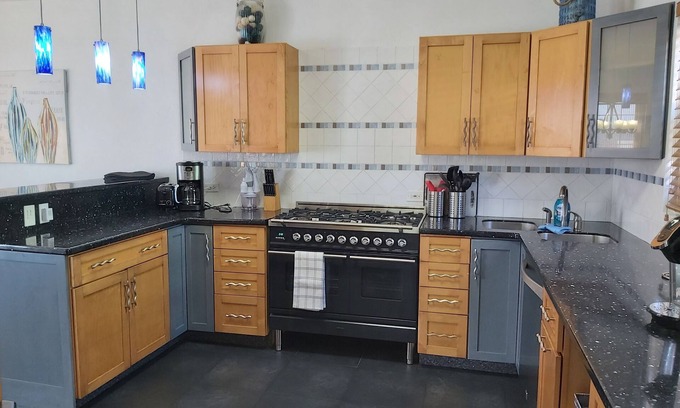 Warwick Casa | Casa moderna situada cerca de la ciudad, transporte público, restaurantes y playas