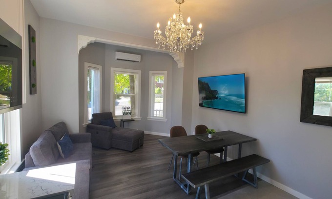 Orillia Apartamento | Modern Victorian Charmer