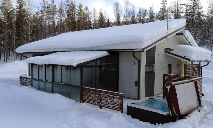 Sonka Cabaña | Villa Lumikko moderna con bañera de hidromasaje al aire libre.