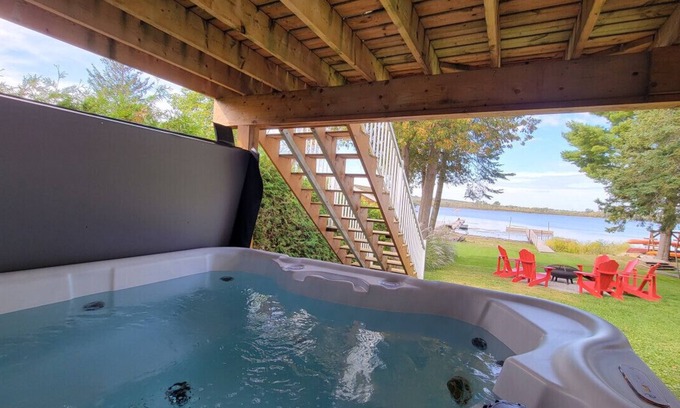 Port McNicoll Apartamento | Modern Waterfront Home on Georgian Bay w/ Hot Tub!
