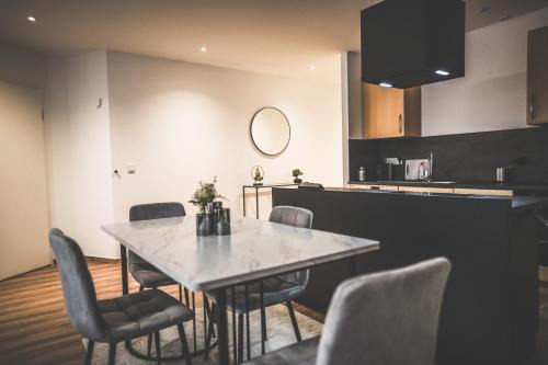 Sinsheim Apartamento | Moderne Ferienwohnung mit Kochinsel in Sinsheim Zentral ruhig und Netflix - Erstbezug WeHome Komfort