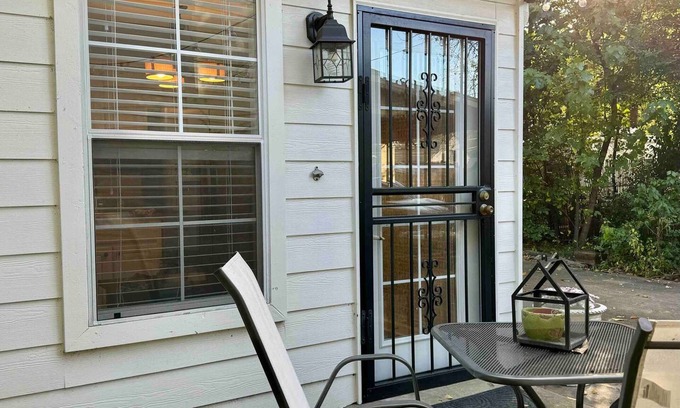 East Memphis Apartamento | Moody Blues Studio Perfect for Work or Romance