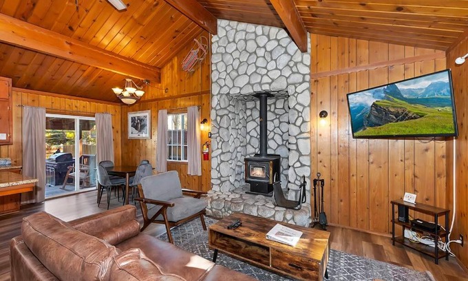 Big Bear Lake Villa | Moon Sight Serene Big Bear Lake Cabin with Hot Tub
