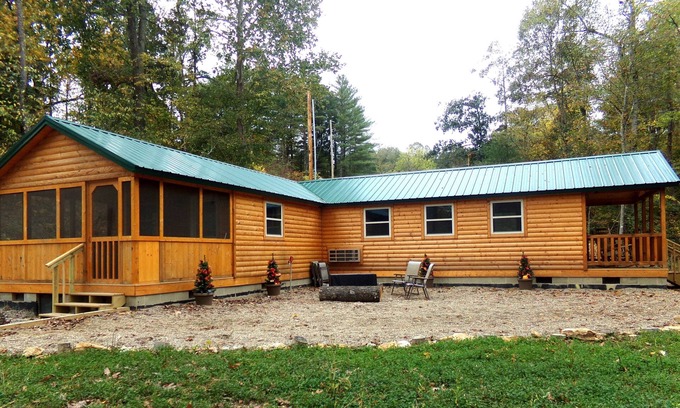 Nelsonville Cabina | Moose Tracks Cabin with Hot Tub on screened in porch!