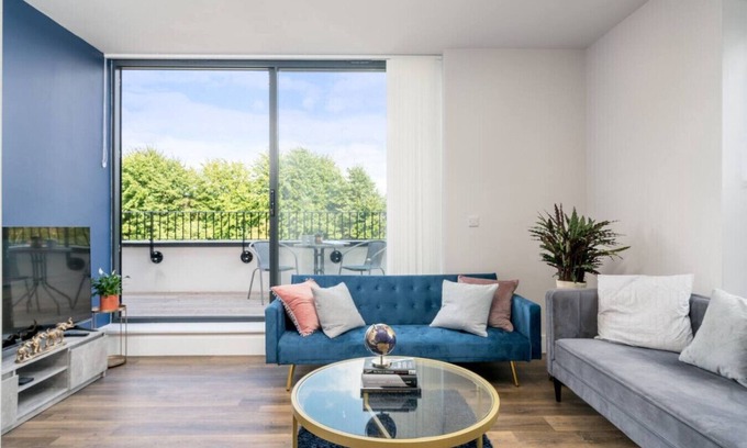 North Finchley Condominio | Morden Apartment- FreeParking, Private Balcony.