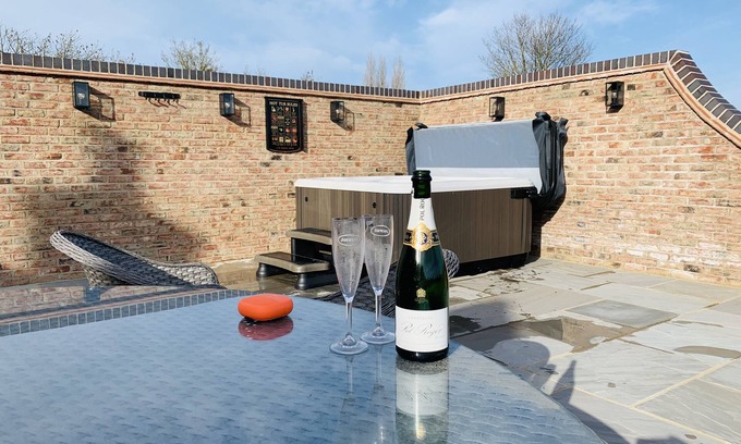 Skirpenbeck Cabaña | Morgan Cottage at 'This Is Not Here' With Hot Tub