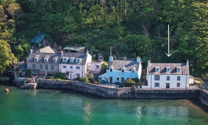 St Brides Cabaña | Morgan's Cottage tiene una de las mejores posiciones en Dale justo en la orilla del agua