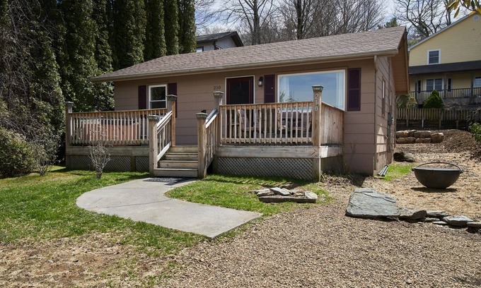 Blowing Rock Cabaña | Morris Street Cottage 2BR/1BA, New Central AC!