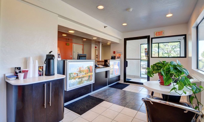 Windsor Locks Hotel | Motel 6 Windsor Locks, CT - Hartford