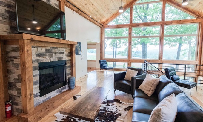 Centre Hall Casa | Mount Nittany Lodge - Luxury Mountaintop Home, Chef's Kitchen, 5 BR's 4 Baths