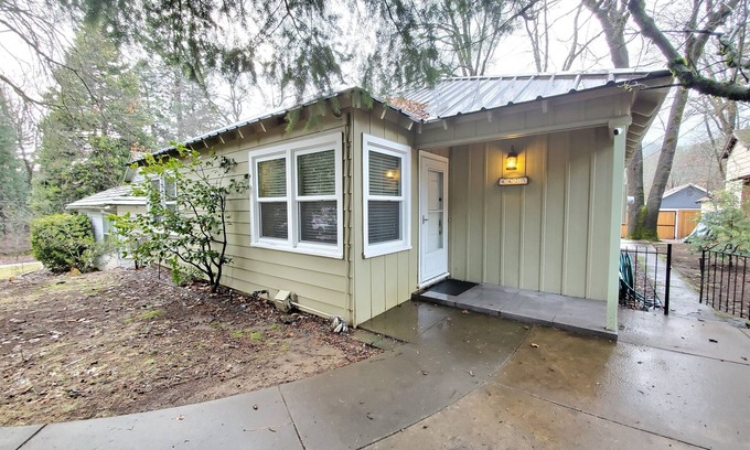 Dunsmuir Casa | Mountain Bungalow, tall pines, deck, in town.