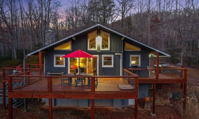 Gerton Chalet De Esquí | Mountain Chalet, Hot Tub, Grill, and Trails!