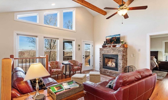 Blowing Rock Cabaña | Hermoso Chalet de Montaña 3BD con un paseo por las pistas de esquí, vistas, King Master Suite, cuarto de esquí, Fire Pit, mesa de juego y mucho más.